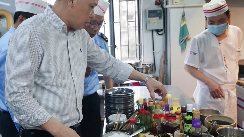 在考虑价格因素时，要注意性价比。以下是一些建议：