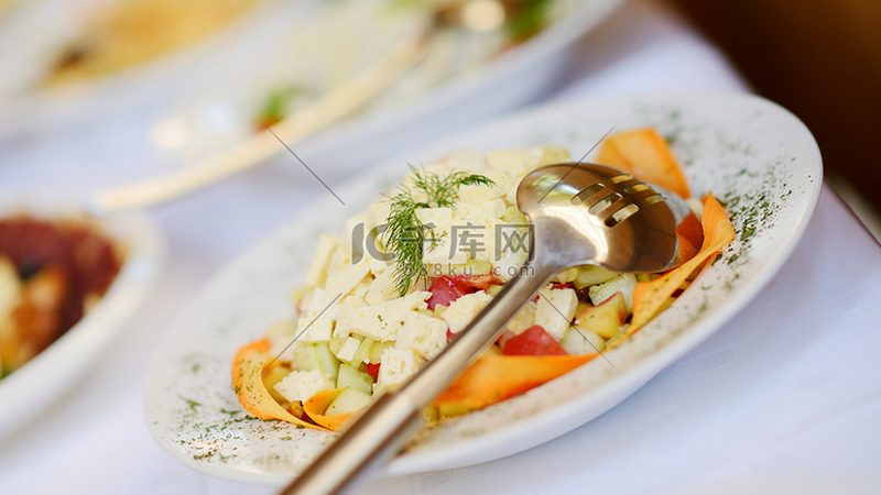 食品批发货源网排行的真相：别让榜单牵着鼻子走