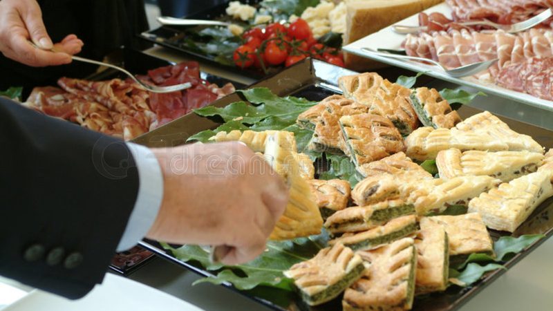 膨化食品：代加工与自产，哪种更胜一筹？**